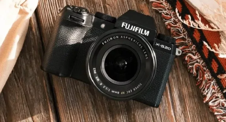 Выпущена новая камера Fujifilm X-S20 с 3-дюймовым ЖК-монитором с переменным углом обзора
