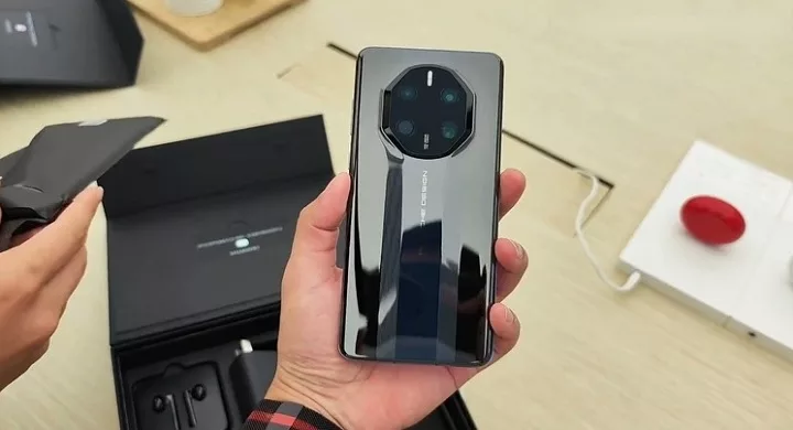 Смартфон с самым футуристическим дизайном камеры. Huawei Mate 60 RS Ultimate Design привлек внимание